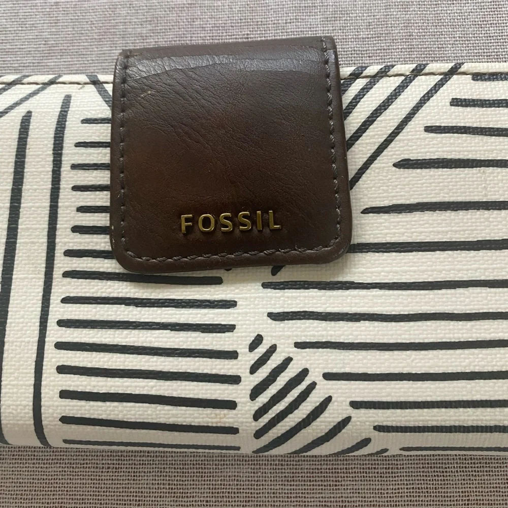 Fossil geometric clutch wallet. - Picture 2 of 13